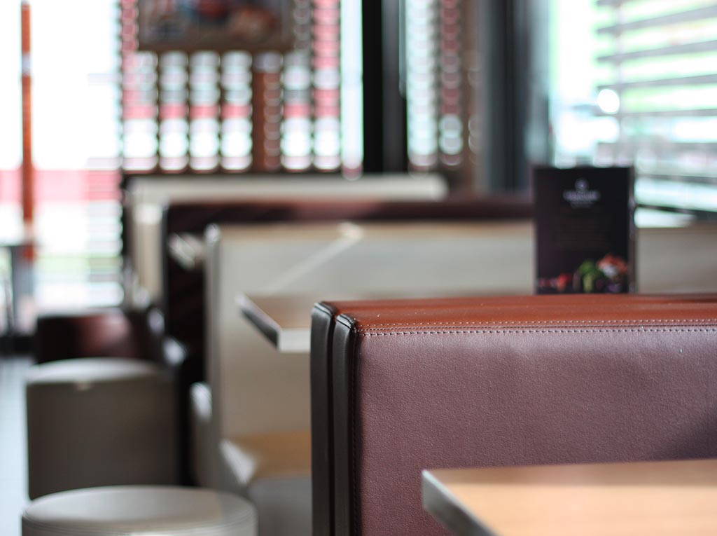 Detalle de un sofá y una mesa en tu Restaurante McDonalds de ferrolterra
