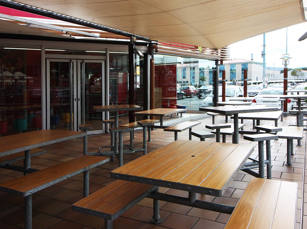Imagen de la terraza exterior cubierta y climatizada del Restaurante McDonald's Ferro Narón