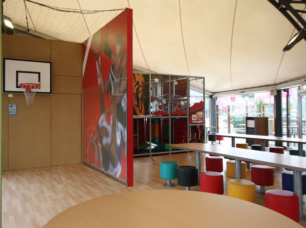 Imagen de nuestro Ronald Gym interior y cubierto, una zona de juegos infantiles dentro de nuestros restaurantes